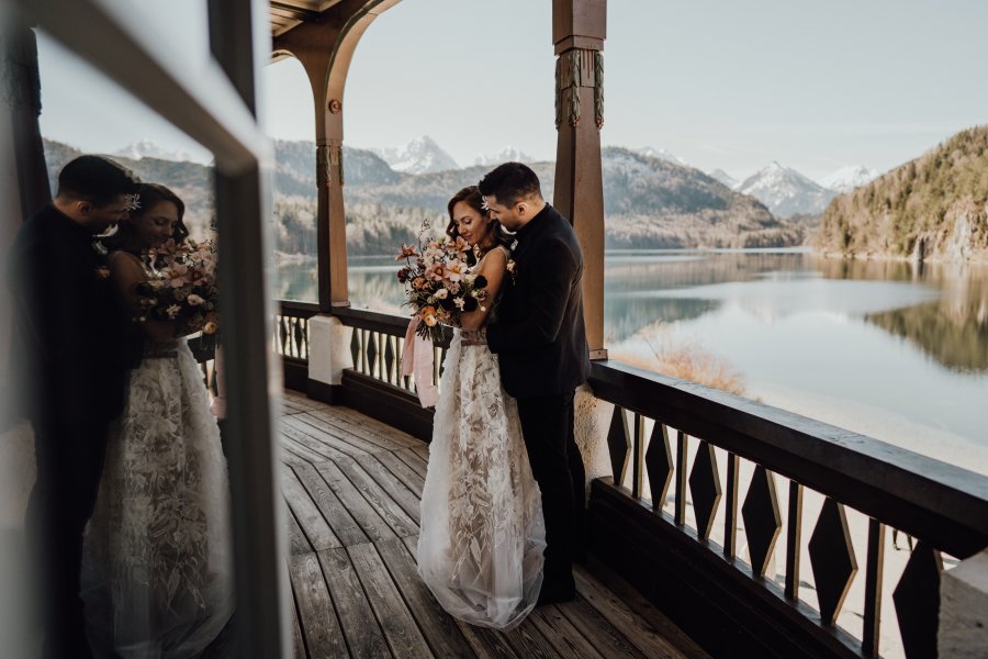 Ameron Neuschwanstein Alpsee Resort & Spa Hochzeit Ein Brautpaar im Ameron Neuschwanstein Alpsee Resort & Spa in Hohenschwangau.