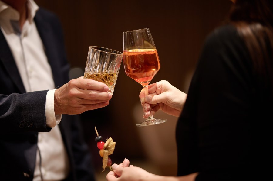 Hotel Bannwaldsee Bar Gäste stoßen mit einem Aperitif an im Hotel Bannwaldsee in Halblech.
