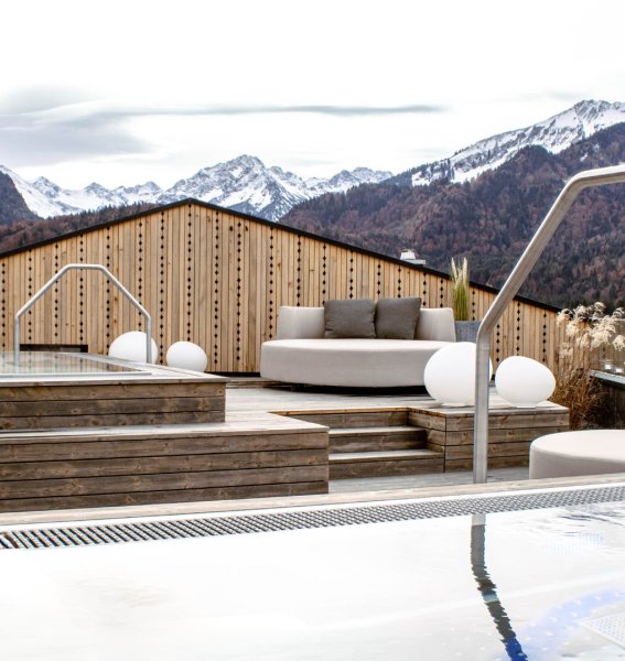 Die Onsen-Pools auf der Dachterrasse des Hotel Franks in Oberstdorf im Winter