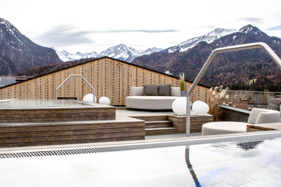 Die Onsen-Pools auf der Dachterrasse des Hotel Franks in Oberstdorf im Winter