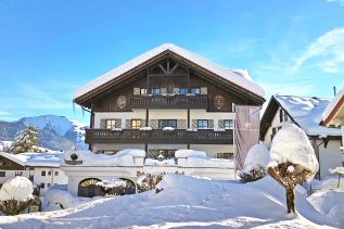 Außenansicht des Kur und Sporthotel Bayerischer Hof in Oberstaufen mit Blick auf das verschneite Hotelgebäude im Winter