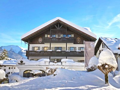 Bayerischer Hof Außenansicht Winter Außenansicht des Kur und Sporthotel Bayerischer Hof in Oberstaufen mit Blick auf das verschneite Hotelgebäude im Winter