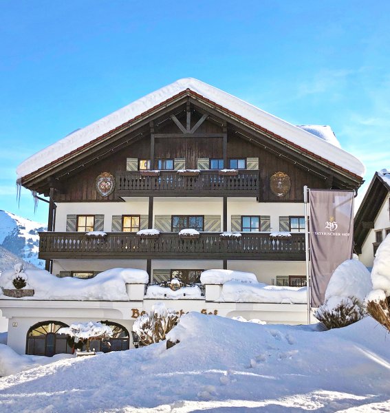 Bayerischer Hof Außenansicht Winter Außenansicht des Kur und Sporthotel Bayerischer Hof in Oberstaufen mit Blick auf das verschneite Hotelgebäude im Winter