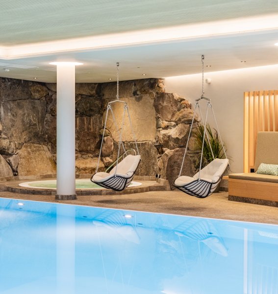 Einblick in den Wellnessbereich mit Innenpool im Bayerischen Hof in Oberstaufen der neu gestaltet wurde