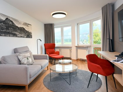 Einblick in ein Zimmer im Alpenhof Oberstdorf Hotel & SPA.