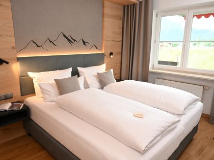 Einblick in ein Zimmer im Alpenhof Oberstdorf Hotel & SPA.