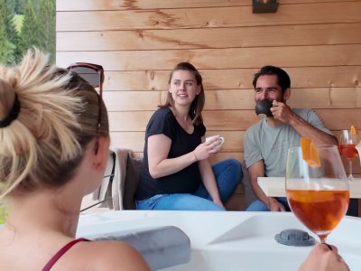 Wald & Wien Berghotel Balderschwang Balkon Gäste trinken einen Kaffee und einen Aperitif auf dem Balkon im Wald & Wiesn Berghotel Balderschwang.