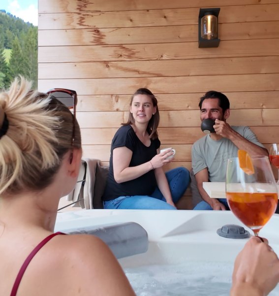 Wald & Wien Berghotel Balderschwang Balkon Gäste trinken einen Kaffee und einen Aperitif auf dem Balkon im Wald & Wiesn Berghotel Balderschwang.