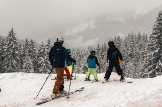 Gäste mit Kindern beim Skifahren in der Nähe des Wald & Wiesn Berghotel Balderschwang.