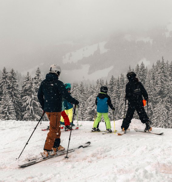 Wald & Wiesn Berghotel Balderschwang Skifahren Gäste mit Kindern beim Skifahren in der Nähe des Wald & Wiesn Berghotel Balderschwang.