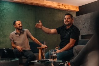 Gäste in der Bar im Wald & Wiesn Berghotel Balderschwang.