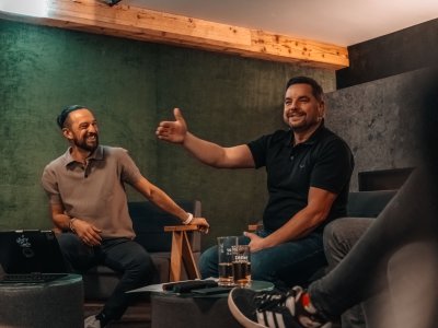 Wald & Wiesn Berghotel Balderschwang Bar Gäste in der Bar im Wald & Wiesn Berghotel Balderschwang.