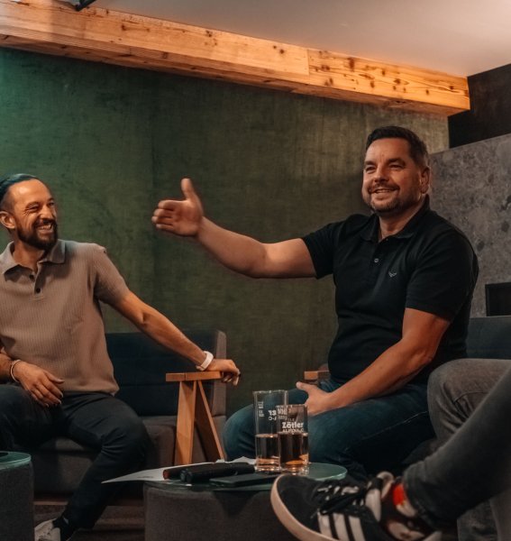 Wald & Wiesn Berghotel Balderschwang Bar Gäste in der Bar im Wald & Wiesn Berghotel Balderschwang.