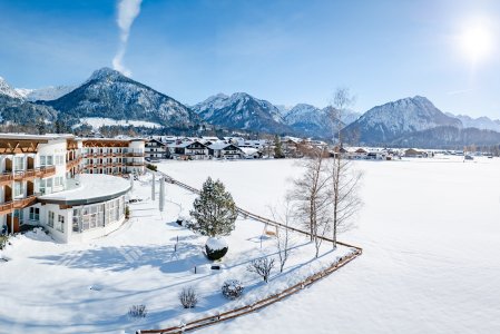 Die Außenansicht des Alpenhof Oberstdorf Hotel & SPA im Winter.