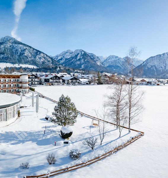 Die Außenansicht des Alpenhof Oberstdorf Hotel & SPA im Winter.