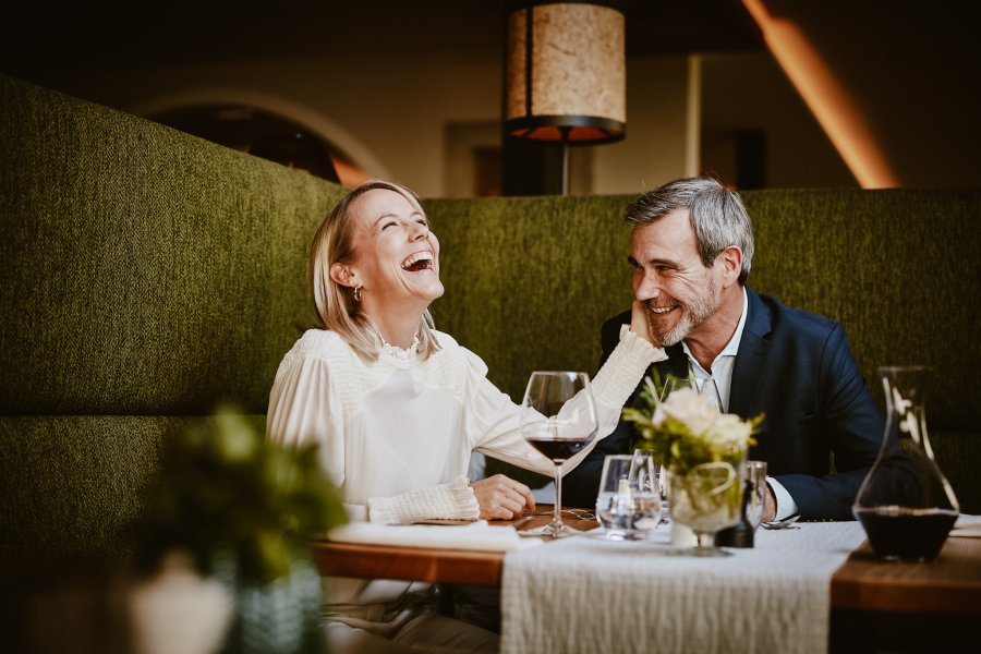 Bergkristall Mein Resort im Allgäu Restaurant Ein Paar beim Essen im Bergkristall Mein Resort im Allgäu in Oberstaufen.