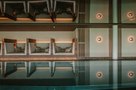 Der Innenpool im Bergkristall Mein Resort im Allgäu in Oberstaufen.