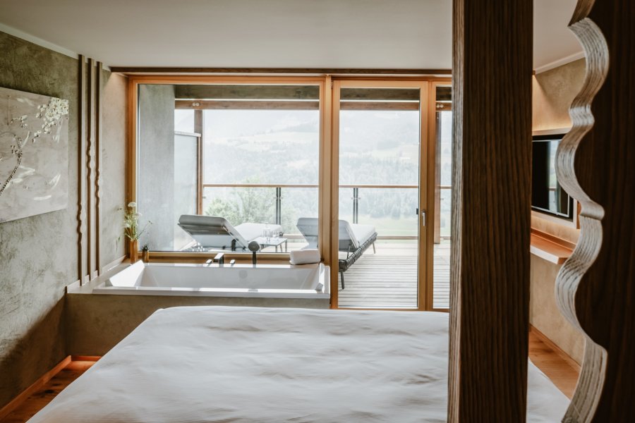 Bergkristall Mein Resort im Allgäu Zimmer Ein Spa-Zimmer mit Whirlpool im Bergkristall Mein Resort im Allgäu in Oberstaufen.