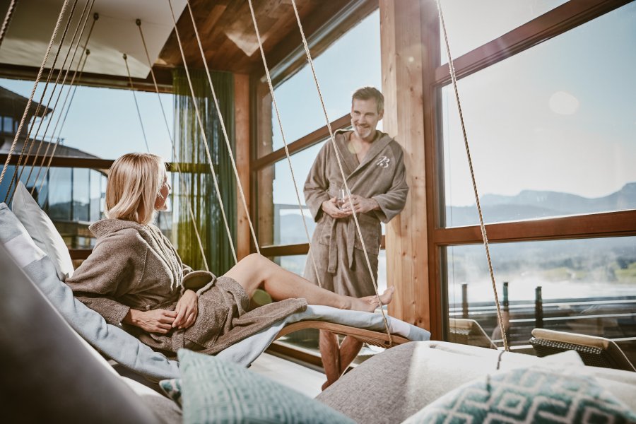 Bergkristall Mein Resort im Allgäu Wellness Gäste im Wellnessbereich des Resort Bergkristall in Oberstaufen.