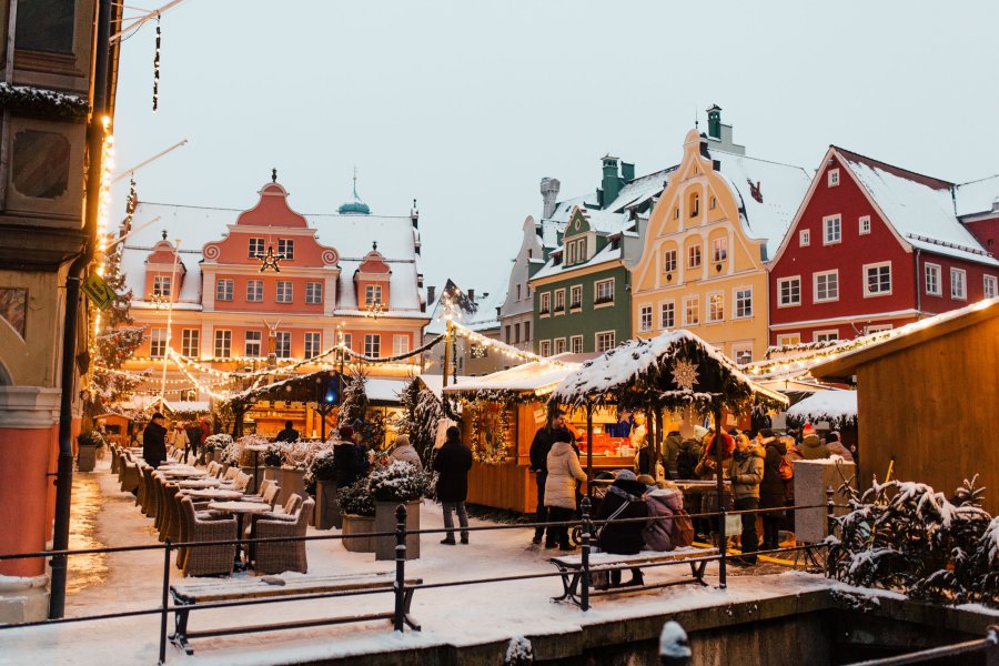 Touristinformation Memmingen Weihnachtsmarkt Weihnachtsmarkt in Memmingen bei stimmungsvoller Beleuchtung