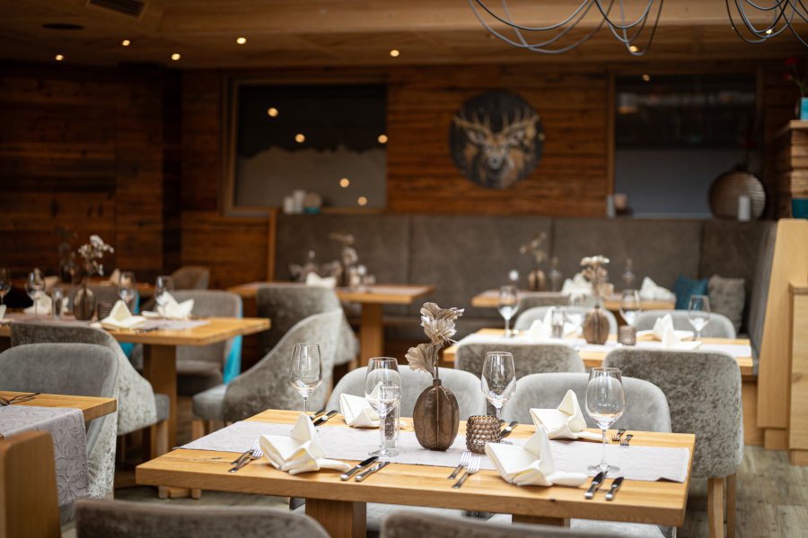 Festlich eingedeckte Tische im Restaurant im Hotel Berwanger Hof in Obermaiselstein