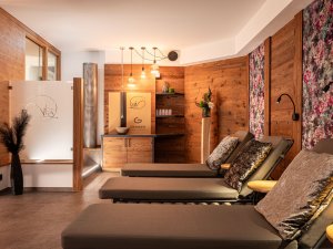 Ruheliegen im modernen Wellnessbereich des Hotel Berwanger Hof in Obermaiselstein
