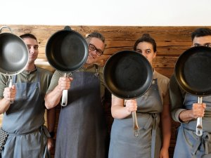 Mitarbeiter im Hotel Berwanger Hof in Obermaiselstein stehen mit Pfannen vor ihrem Gesicht für ein Foto zusammen