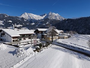 Außenansicht vom Hotel Berwanger Hof in Obermaiselstein im Winter von oben