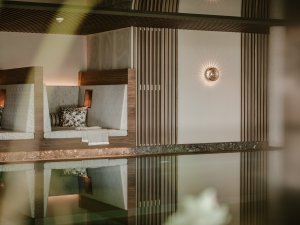 Einsicht in den Innenpool mit Ruhenieschen dahinter im Bergkristall - Mein Resort im Allgäu in Oberstaufen