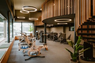 Einblick in das mehrstöckige Fitnessstudio im Bergkristall - Mein Resort im Allgäu in Oberstaufen mit modernen Geräten und Design