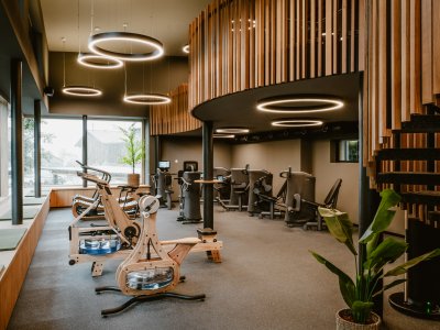 Einblick in das mehrstöckige Fitnessstudio im Bergkristall - Mein Resort im Allgäu in Oberstaufen mit modernen Geräten und Design