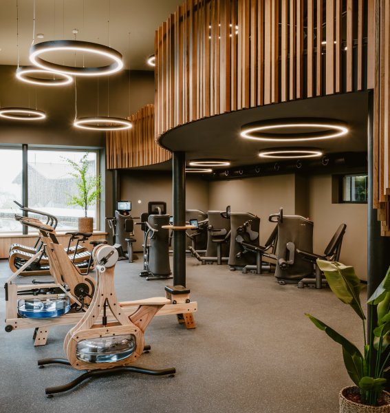 Einblick in das mehrstöckige Fitnessstudio im Bergkristall - Mein Resort im Allgäu in Oberstaufen mit modernen Geräten und Design