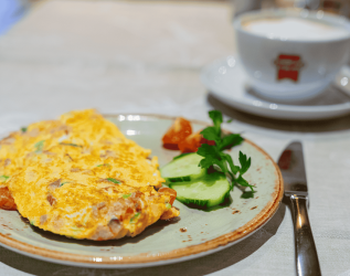 Ein Omelette und ein Cappuccino beim Frühstück im Diana Naturpark Hotel in Oberstaufen.