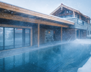 Der Außenpool in den Alpzitt Chalets im Dorf im Winter in Burgberg.