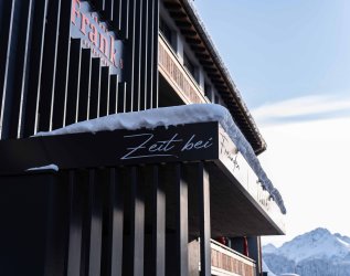 Die Außenansicht des Hotel Franks im Winter in Oberstdorf.