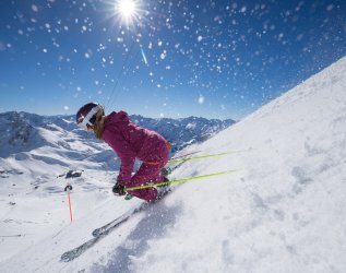 Eine Dame beim Skifahren in der Nähe des Hotel Franks in Oberstdorf.