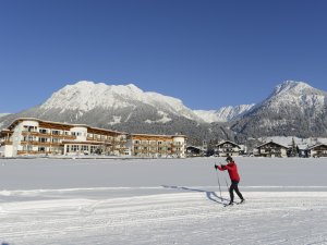 Ein Gast beim Langlaufen in der Nähe des Alpenhof Oberstdorf Hotel & SPA in Oberstdorf.