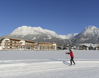 Ein Gast beim Langlaufen in der Nähe des Alpenhof Oberstdorf Hotel & SPA in Oberstdorf.