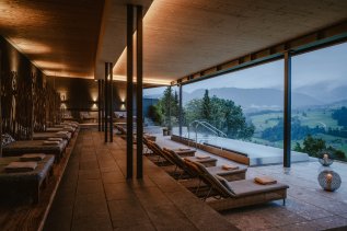 Blick auf den Außenwhirlpool im Resort Bergkristall in Oberstaufen und Liegen zum entspannen