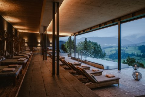 Blick auf den Außenwhirlpool im Resort Bergkristall in Oberstaufen und Liegen zum entspannen