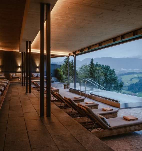 Blick auf den Außenwhirlpool im Resort Bergkristall in Oberstaufen und Liegen zum entspannen