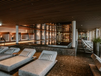 Einblick vom Sportpool im Innenbereich und gemütlichen liegen im Bergkristall - Mein Resort im Allgäu in Oberstaufen
