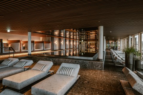 Einblick vom Sportpool im Innenbereich und gemütlichen liegen im Bergkristall - Mein Resort im Allgäu in Oberstaufen