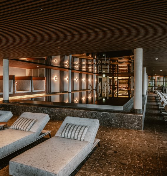 Einblick vom Sportpool im Innenbereich und gemütlichen liegen im Bergkristall - Mein Resort im Allgäu in Oberstaufen