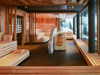 Sauna mit Bergpanoramablick im Hotel Bergkristall - Mein Resort im Allgäu in Oberstaufen mit Blick auf die verschneite Landschaft