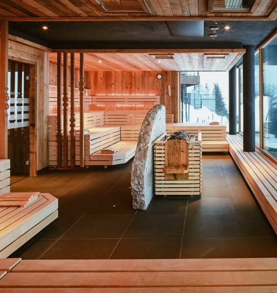 Sauna mit Bergpanoramablick im Hotel Bergkristall - Mein Resort im Allgäu in Oberstaufen mit Blick auf die verschneite Landschaft