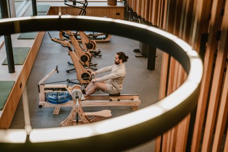 Einblick in das neue zweistöckige Fitnessstudio im Bergkristall - Mein Resort im Allgäu in Oberstaufen von oben auf einen Mann der trainiert