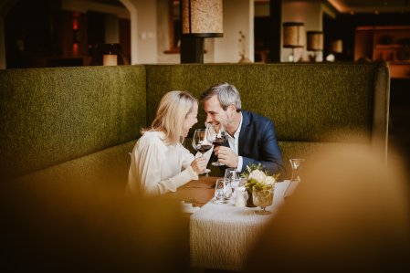 Ein Paar genießt eine Mahlzeit im Bergkristall - Mein Resort im Allgäu in Oberstaufen