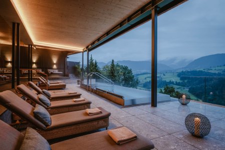 Eindruck vom Außenwhirlpool und gemütliche Liegen sowie den Ausblick im Bergkristall - Mein Resort im Allgäu in Oberstaufen