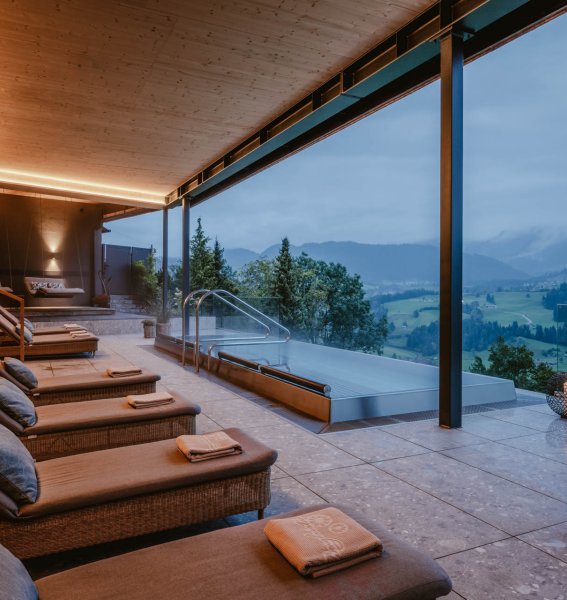 Eindruck vom Außenwhirlpool und gemütliche Liegen sowie den Ausblick im Bergkristall - Mein Resort im Allgäu in Oberstaufen